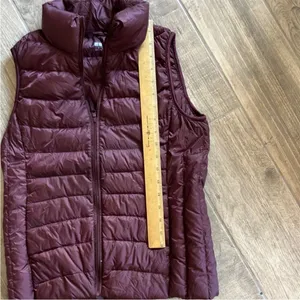 UniQlo Burgundy‎ Vest Size Small thumbnail 4