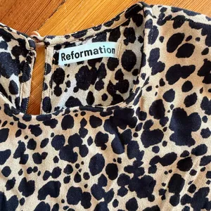 Reformation Port Midi Long Sleeve Dress in Leopard Print Size 6 thumbnail 6