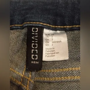 H&M Divided‎ Distressed Denim Shorts Women’s Size 2 thumbnail 10
