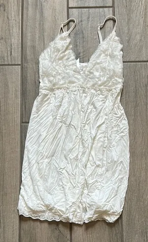 Elegant White Lace Dress thumbnail 1