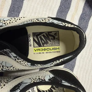 Vans Old Skool VR3 Cush Floral Sneakers Black White Lace Up Shoes Unisex Size 8 thumbnail 4