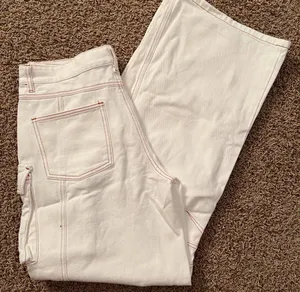 White Lioness denim cargo pants with a relaxed fit. New with tags #cargopants #trendy #cute #summer #style thumbnail 2