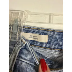 Universal Thread 90s Baggy Distressed Light Wash High Rise Wide Leg Jeans Blue thumbnail 4