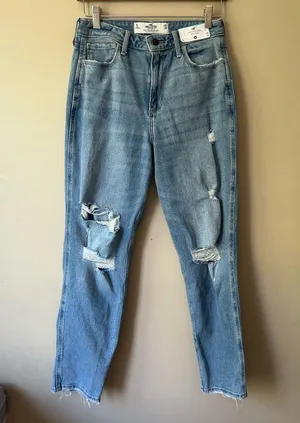 NWT Hollister curvy high rise mom jeans thumbnail 1