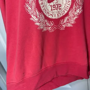 Nike Sweatshirt Womens M Pink Graphic EST 1972 Collegiate Crewneck Pullover thumbnail 3