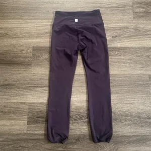 Vuori Purple Leggings XS Women’s Athletic capris Mid Rise thumbnail 2