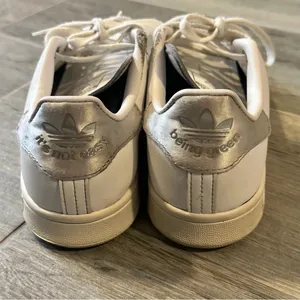 Adidas Stan Smith Peter Pan TinkerBell Disney Women’s Size 5 Shoes White Leather thumbnail 3