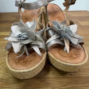 Born Metallic Flower Embellished Wedge Sandals Women's 6 Open Toe 4" Heel thumbnail 3