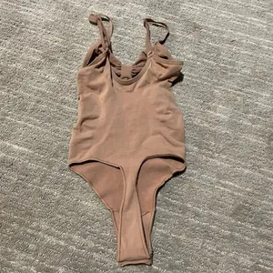 SKIMS Seamless Sculpt Thong Bodysuit, Tan Ochre, S/M NWOT thumbnail 2