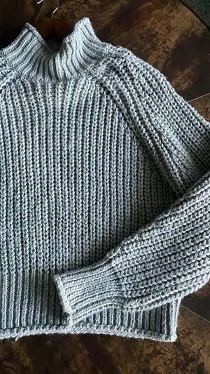 H&M Sweater thumbnail 4