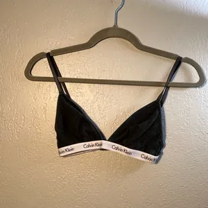 Calvin Klein Black Triangle Bra with Lace and Spaghetti Straps SZ S Wire Free thumbnail 1