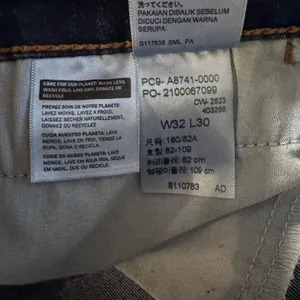 Levis 724 High Rise Straight Leg Jeans Dark Wash Side Slit Hem A8741 32 / 14 Reg thumbnail 10