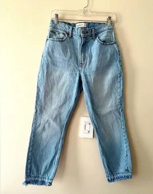 Abercrombie & Fitch 80s High Rise Mom Jeans Light Wash Waist 27” Ankle jeans thumbnail 1