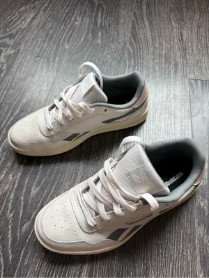 Reebok women’s White & Gray Low-Top Sneakers thumbnail 2