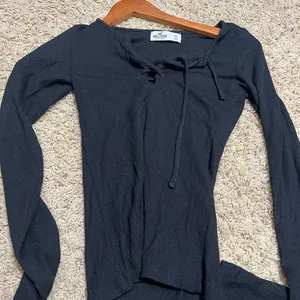 Hollister long sleeve thumbnail 1