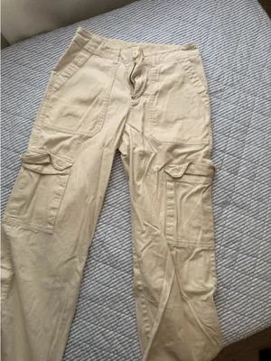 Universal Threads Cargo pants thumbnail 2