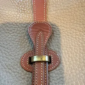 Vintage Dooney & Bourke Taupe all Leather crossbody bag thumbnail 4
