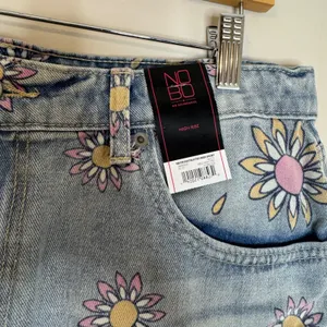 No Boundaries Women's High Rise Destructed Daisy Floral Denim Shorts Size 15 thumbnail 4