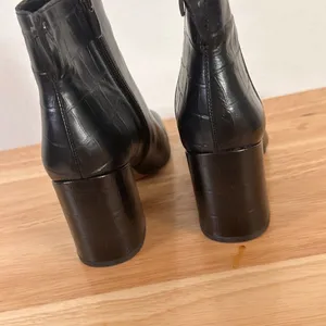 Franco Sarto Croc Embossed Leather Ankle Boots Block Heel Side Zipper Size 7 thumbnail 8