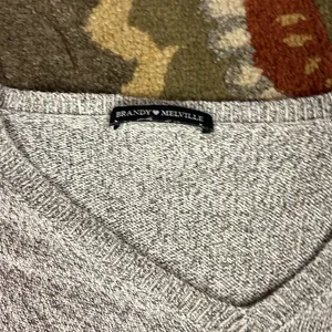 Brandy Melville Grey classic sweater thumbnail 2