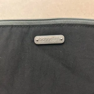 Baggallini Black Pouch with Silver Hardware very clean/like new thumbnail 6