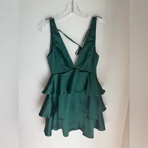 NWT Lulus Tiers of Joy Emerald Green Satin Tie- Back Tiered Mini Dress thumbnail 4