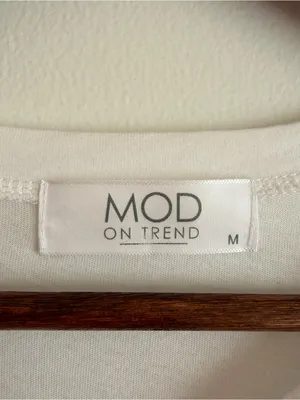 MOD on Trend Graphic Vintage Eagle Lightning Bolt Band Tee White Medium M thumbnail 5