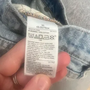 Gap Denim Woman Size 30(US 10) light wash Distressed Mini‎ Denim Skirt thumbnail 4