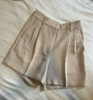 Aritzia Wilfred Pleated Shorts thumbnail 1