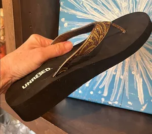 Unr8ed Serena Sparkly Gold Flip Flops Size 7 thumbnail 1