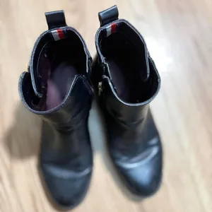 Tommy Hilfiger Black Leather Ankle Boots Gold Logo Buckle Side Zip Womens‎ 6M thumbnail 3