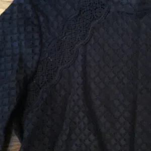 ANN TAYLOR LOFT Women’s Black Lace Half Sleeve Blouse Button At Neck Sz Med thumbnail 4