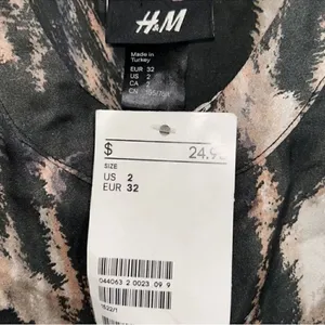 H&M Sleeveless Animal Print Top(Size 2) thumbnail 5