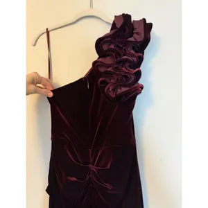 Xscape Burgundy Wine Ruffle One-Shoulder Velvet Gown Size 8 $258 NEW thumbnail 12