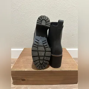 ZBY Women’s Lug Sole Platform Chelsea Boots Size 7.5 Black. Like new! thumbnail 4