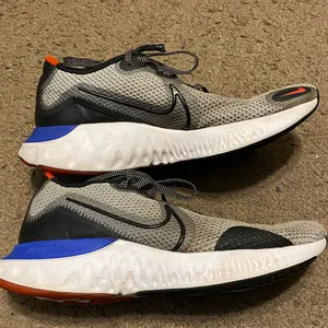 Womens Nike Renew‎ Run Size 6 Gray White Blue CW7437-001 thumbnail 2