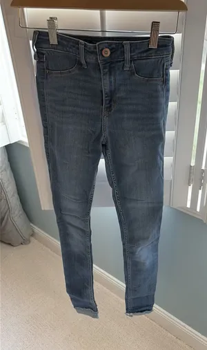 Hollister High-Rise Jeans thumbnail 1