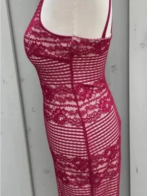 Guess Sleeveless Lace Midi Dress in Wine thumbnail 6