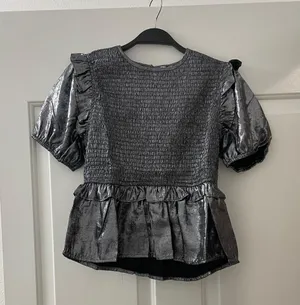 The Clothing Exchange Company | NWOT | Metallic Smocked Puff Sleeve Top | L | Dark Grey | CT7721 thumbnail 1