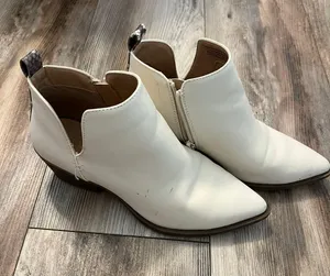 Time and Tru Ankle Boots thumbnail 1