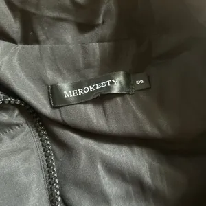 Cropped Puffer Amazon Vest Black thumbnail 2