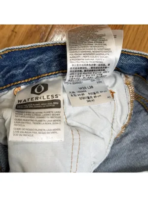 Size W25 L28 Levi’s Women’s Distressed Button Fly Jeans Light Wash Denim thumbnail 3