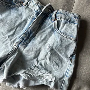 Zara‎ Light Wash Denim Shorts thumbnail 2