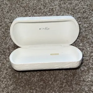 White Oakley Case thumbnail 2