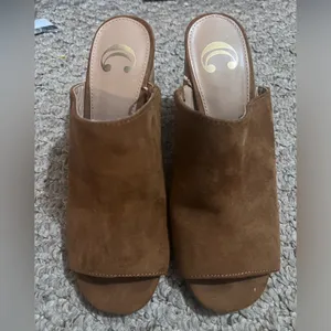 Great condition! Worn maybe twice. Open toe suede clogs. Brown Size 7 thumbnail 2