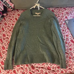 LOFT Size Small Green Crew Neck Sweater Classic Knit Design thumbnail 5