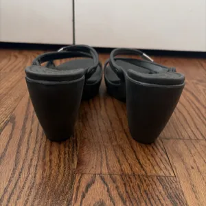 Crocs Cyprus IV Sandals Womens 8 Shoes Black Rubber Heel Slide Strappy Comfort thumbnail 4