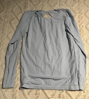 Blue women’s work out longsleeve no size tag fits a large thumbnail 1