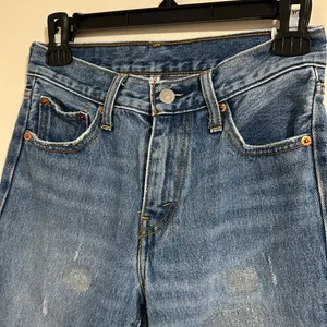 Levi's knee rip blue wash jeans size 24 thumbnail 4