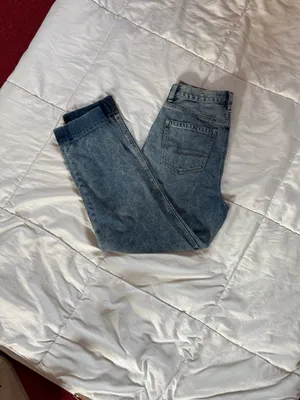Tags: mom jeans, high rise jeans, light wash denim, casual, trendy, women’s jeans, American Eagle, size 4. thumbnail 2